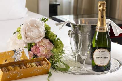 accueil macarons et champagnes hôtel Villa Madame à Paris