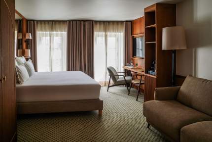 Chambre Junior Suite - Chambre Familiale pour 4 personnes - King size et canapé lit - Douche et Baignoire 