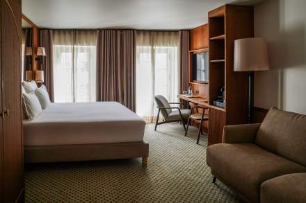 Chambre Junior Suite - Chambre Familiale pour 4 personnes - King size et canapé lit - Douche et Baignoire 